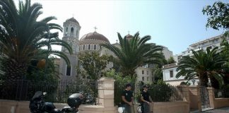 Αποδοκιμάζουν οι υπουργοί Παιδείας και Δικαιοσύνης την εισβολή στη Μητρόπολη