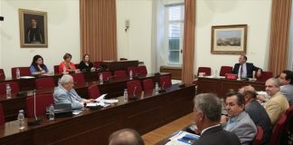 Δύο νέα Προγράμματα Απόκτησης Εργασιακής Εμπειρίας τεσσάρων μηνών σε επιχειρήσεις του ιδιωτικού τομέα και σε Κοινωνικές Συνεταιριστικές Επιχειρήσεις (ΚΟΙΝΣΕΠ) για 10.000 ανέργους νέους, ηλικίας 18-24 ετών και για 3.000 ανέργους νέους ηλικίας 25-29 ετών, αποφοίτους δευτεροβάθμιας (Γενικού Λυκείου, Επαγγελματικού Λυκείου, ΕΠΑΣ) και τριτοβάθμιας εκπαίδευσης (ΑΕΙ, ΤΕΙ) που παραμένουν εκτός αγοράς εργασίας, εκπαίδευσης ή κατάρτισης, πρόκειται να ξεκινήσουν στο προσεχές διάστημα. Τι πρέπει να κάνουν οι άνεργοι Εν όψει της προκήρυξης της σχετικής Δημόσιας Πρόσκλησης για τα δύο νέα Προγράμματα ο ΟΑΕΔ καλεί: Όλους τους ενδιαφερόμενους ανέργους ηλικίας έως 29 ετών, οι οποίοι είναι ήδη εγγεγραμμένοι στο μητρώο ανέργων του Οργανισμού να επικαιροποιήσουν τα στοιχεία του βιογραφικού τους και ειδικότερα τις ειδικότητες στις οποίες επιθυμούν να αποκτήσουν εργασιακή εμπειρία στην Ενότητα «Επιθυμητή Απασχόληση», είτε ως πιστοποιημένοι χρήστες με τη χρήση κλειδαρίθμου μέσω των ηλεκτρονικών Υπηρεσιών, είτε σε συνεργασία με τον Εργασιακό Σύμβουλο στα ΚΠΑ2 του ΟΑΕΔ. Όλους τους ενδιαφερόμενους ανέργους νέους οι οποίοι δεν είναι εγγεγραμμένοι στο μητρώο του ΟΑΕΔ να προσέλθουν στα ΚΠΑ2 προκειμένου να εγγραφούν και να πραγματοποιήσουν συνάντηση με εργασιακούς συμβούλους ώστε να περάσουν από την διαδικασία της Εξατομικευμένης Προσέγγισης και να συντάξουν Ατομικό Σχέδιο Δράσης. Τα διάρκειας τεσσάρων μηνών προγράμματα περιλαμβάνουν την απόκτηση εργασιακής εμπειρίας στις επιχειρήσεις/εργοδότες, με επίβλεψη στο χώρο εργασίας. Τι πρέπει να κάνουν οι επιχειρήσεις Η ημερομηνία έναρξης υποβολής των αιτήσεων εκδήλωσης ενδιαφέροντος από τους παρόχους θέσεων απόκτησης εργασιακής εμπειρίας (επιχειρήσεις του ιδιωτικού τομέα και σε ΚΟΙΝΣΕΠ), που διαθέτουν κωδικούς πρόσβασης στο πληροφοριακό σύστημα του ΟΑΕΔ και επιθυμούν να ενταχθούν στο πρόγραμμα, θα οριστεί με Δημόσια Πρόσκληση που θα εκδώσει ο ΟΑΕΔ, την άλλη εβδομάδα. Στην αίτηση εκδήλωσης ενδιαφέροντος οι επιχειρήσεις περιγράφουν την ειδικότητα, το περιεχόμενο της ειδικότητας και το εκπαιδευτικό επίπεδο (Δευτεροβάθμια ή Τριτοβάθμια Εκπαίδευση) των ανέργων/ωφελουμένων στους οποίους επιθυμούν να παρέχουν εργασιακή εμπειρία. Στη συνέχεια, με βάση τις προσφερθείσες από τις επιχειρήσεις θέσεις, θα καταρτιστούν αυτοματοποιημένα, μέσω του Ολοκληρωμένου Πληροφοριακού Συστήματος (ΟΠΣ) του ΟΑΕΔ, πίνακες ανέργων ανά ειδικότητα και Περιφερειακή Ενότητα, από τους ήδη εγγεγραμμένους στο μητρώο του Οργανισμού ανέργους – αναζητούντες εργασία με Ατομικό Σχέδιο Δράσης. Η ένταξη των ανέργων στους πίνακες θα γίνει σύμφωνα με την ειδικότητα για την οποία διαθέτουν συναφή τίτλο σπουδών ή σύμφωνα με τις -οριζόντιες- ειδικότητες σε τομείς διοίκησης και διάθεσης (πωλήσεις) που έχουν δηλώσει στην Εξατομικευμένη Προσέγγιση / βιογραφικό. Δεν υποβάλλουν αίτηση συμμετοχής οι άνεργοι Οι ενδιαφερόμενοι άνεργοι δεν υποβάλλουν αίτηση συμμετοχής στο πρόγραμμα, αλλά υποδεικνύονται από τους εργασιακούς συμβούλους των ΚΠΑ2 στις επιχειρήσεις, με βάση τους πίνακες ανέργων ανά ειδικότητα και με σειρά προτεραιότητας. Προτεραιότητα δίνεται στους γονείς ανήλικων τέκνων, με απόλυτη προτεραιότητα στις μητέρες, και έπονται οι άνεργοι με την μεγαλύτερης διάρκειας (σε ημέρες), εγγεγραμμένη ανεργία στο μητρώο του ΟΑΕΔ. Δικαιολογητικά για εγγραφή στο Μητρώο Ανέργων του ΟΑΕΔ Τα δικαιολογητικά που απαιτούνται για την εγγραφή των νέων στο Μητρώο Ανέργων του ΟΑΕΔ και την έκδοση του δελτίου Ανεργίας είναι τα ακόλουθα: Το τελευταίο εκκαθαριστικό σημείωμα φορολογίας εισοδήματος, ή ελλείψει αυτού, αντίγραφο κατατεθειμένης δήλωσης φορολογίας εισοδήματος – Ε1. Οι άνεργοι που εμφανίζονται ως εξαρτώμενα μέλη θα προσκομίζουν το τελευταίο εκκαθαριστικό σημείωμα φορολογίας εισοδήματος ή το Ε1 του ατόμου του οποίου τελούν υπό την προστασία καθώς και παραστατικό μέσω του οποίου δηλώνεται η άρση του λόγου εξάρτησης, όπου αυτό απαιτείται. Λογαριασμός ΔΕΚΟ ή εταιρείας σταθερής / κινητής τηλεφωνίας ή αντίγραφο συμφωνητικού μίσθωσης κατοικίας, κατατεθειμένου στην αρμόδια ΔΟΥ. Παραστατικό ταυτοπροσωπίας σε ισχύ (Δελτίο Ταυτότητας, Διαβατήριο). Επίσημο έγγραφο από το οποίο θα προκύπτει ο ΑΜΚΑ. Άδεια διαμονής ή εργασίας προκειμένου περί ανέργων πολιτών υπηκόων τρίτων χωρών. Η Υπηρεσία ΚΠΑ2 διατηρεί το δικαίωμα να ζητήσει οποιοδήποτε δικαιολογητικό που κατά την κρίση της θεωρείται απαραίτητο για τον έλεγχο ανεργίας. Επισημαίνεται ότι σε περίπτωση που οι ενδιαφερόμενοι άνεργοι έχουν ανήλικα τέκνα, τότε καλούνται να προσέλθουν στις Υπηρεσίες (ΚΠΑ2) του ΟΑΕΔ προκειμένου να τα δηλώσουν και να προσκομίσουν πιστοποιητικό οικογενειακής κατάστασης. Οι ενδιαφερόμενοι άνεργοι μπορούν να προσέρχονται για την επικαιροποίηση του βιογραφικού τους ή την εγγραφή τους μέχρι την 30η ημέρα από την ημερομηνία λήξης υποβολής αιτήσεων εκδήλωσης ενδιαφέροντος από τις επιχειρήσεις του ιδιωτικού τομέα και τις ΚΟΙΝΣΕΠ.