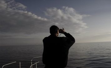 Αγνοούμενος 69χρονος μετά από ανατροπή σκάφους – Σώθηκε η σύζυγός του