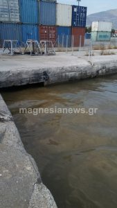 Ανεπεξέργαστα λύματα άρχισαν να πέφτουν στο λιμάνι του Βόλου, λόγω βλάβης στον βιολογικό. 