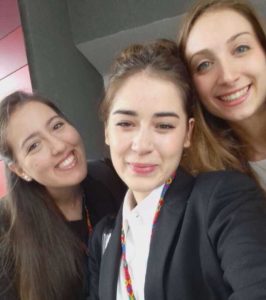 Η Φιλαρέτη με τις συμφοιτήτριές της και μέλη της ομάδας που κέρδισε στον διαγωνισμό, Σοφία Στελλάτου και Γεωργία-Ελένη Εξάρχου από την Αθήνα. 