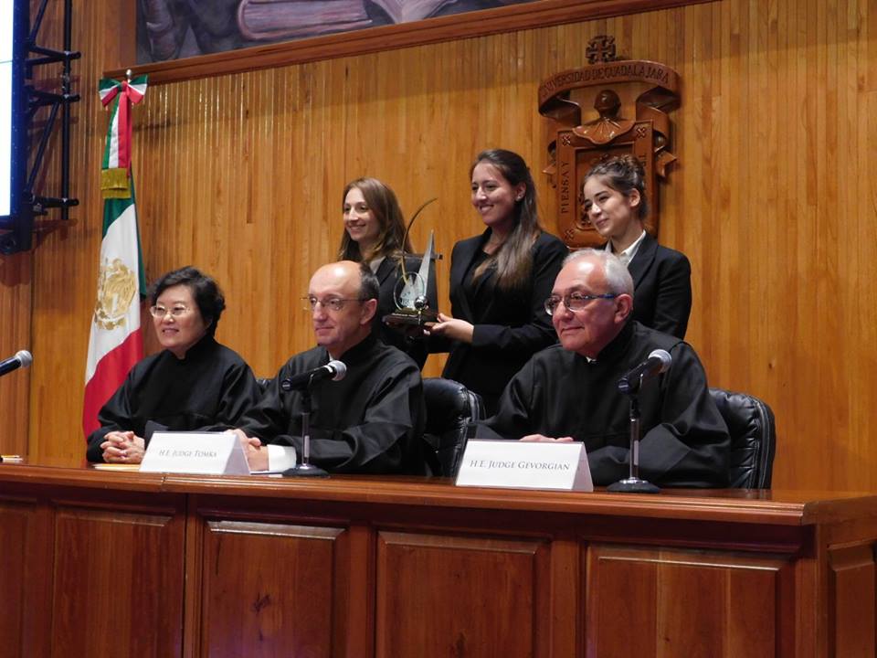 Τα μέλη της Παγκόσμιας Πρωταθλήτριας Νομικής Σχολής Αθηνών φωτογραφίζονται με τους δικαστές του Διεθνούς Δικαστηρίου της Χάγης. 