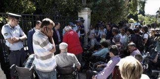 Παραπληγικοί απέκλεισαν συμβολικά το Μαξίμου