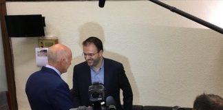 Συνάντηση Παπανδρέου – Θεοχαρόπουλου στη Βουλή
