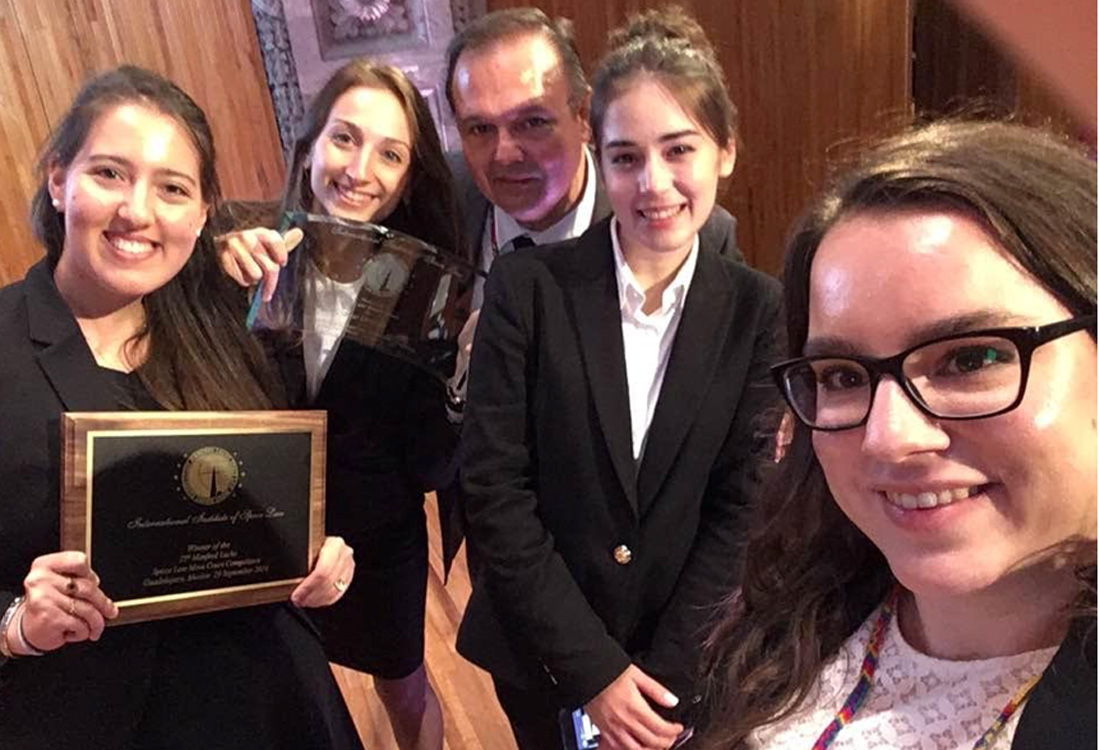 Η ομάδα της Νομικής Σχολής Αθηνών ανακηρύχθηκε Παγκόσμια Πρωταθλήτρια στοον τελικό του Διεθνούς Διαγωνισμού Εικονικής Δίκης για το Δίκαιο του Διαστήματος «Manfred Lachs Space Law Moot Court Competition» που πραγματοποιήθηκε από τις 26 έως τις 30 Σεπτεμβρίου στο Μεξικό.