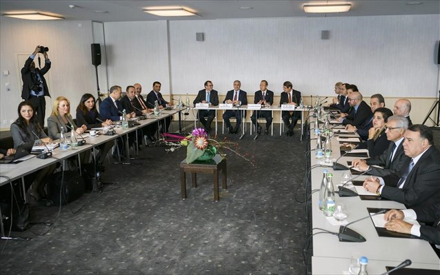 sunomilies-gia-to-kupriako-stin-elbetia