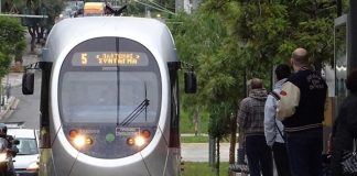Απεγκλωβίστηκε γυναίκα που έπεσε στις γραμμές του τραμ στην Αμαλίας