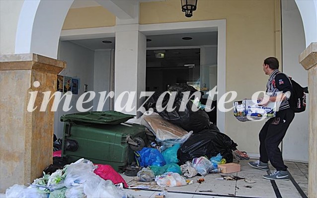 zakunthos-petaksan-skoupidia-ntomates-kai-portokalia-sto-dimarxeio