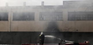 Ρέντης: Υπό μερικό έλεγχο η πυρκαγιά στη βιοτεχνία υφασμάτων