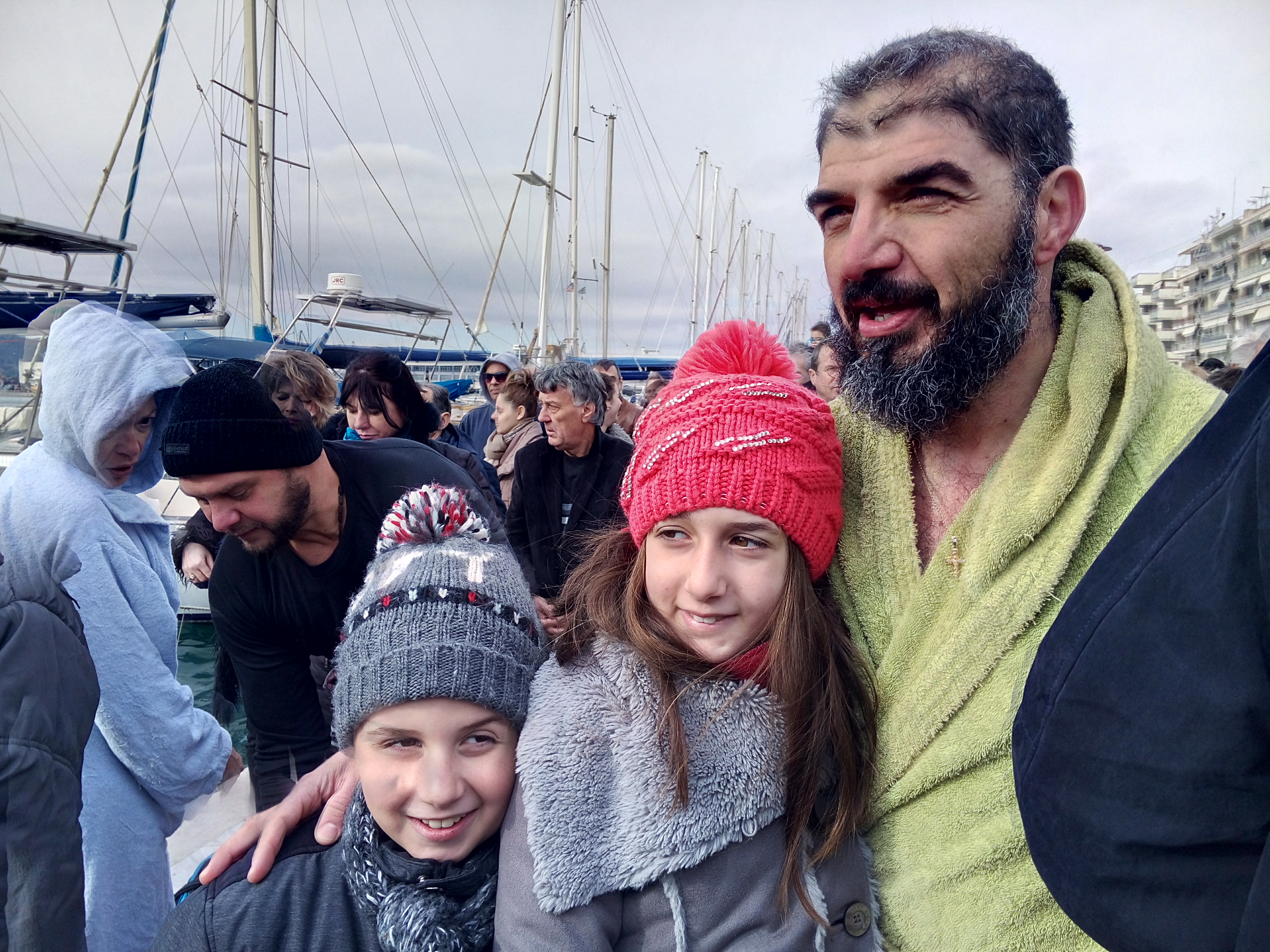 Ο Δημήτρης Μεντεκίδης που βούτηξε στη θάλασσα για 21η χρονιά, με τα παιδιά του.
<img decoding=