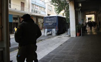 Χειροπέδες σε οδηγό που πήγε να παρασύρει αστυνομικό έξω από τα γραφεία του ΠΑΣΟΚ