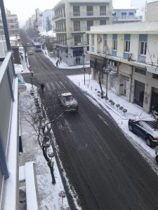 Η οδός Καρτάλη χωρίς κίνηση μετά τις 9 το πρωί 