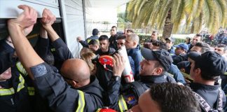 Ένταση με πυροσβέστες στο υπουργείο Διοικητικής Ανασυγκρότησης