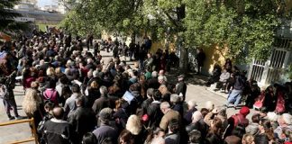 Τεράστιες ουρές στη διανομή τροφίμων στη δυτική Θεσσαλονίκη