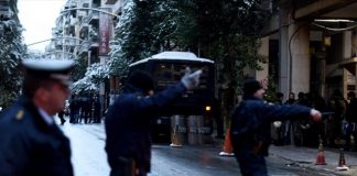 Μολότοφ και πέτρες τα ξημερώματα κατά διμοιρίας των ΜΑΤ στη Χαρ. Τρικούπη