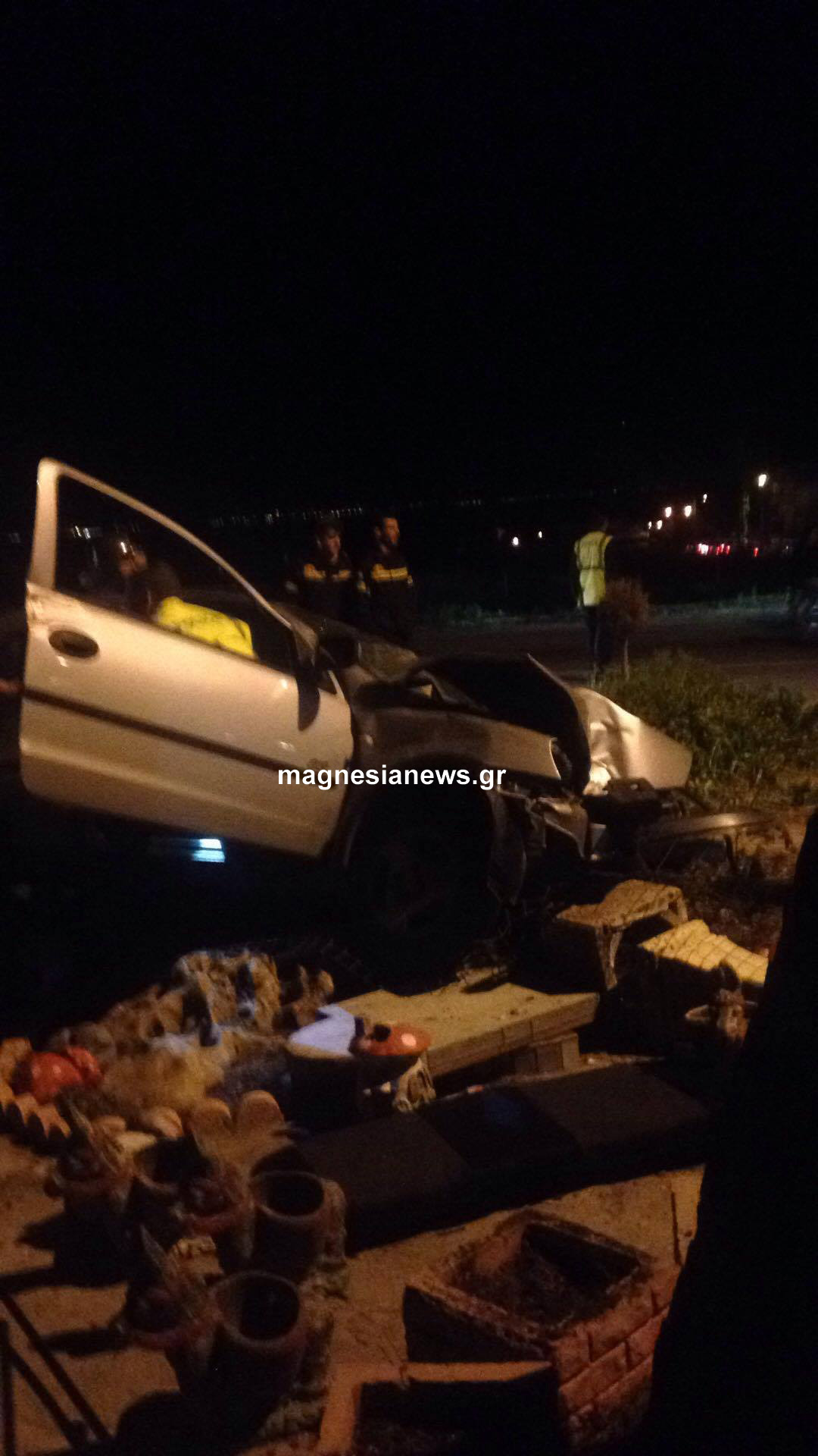 Το αυτοκίνητο κατέληξε μέσα σε υπαίθρια έκθεση κεραμικών.