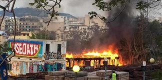 Φωτιά σε εγκαταλελειμμένο βαγόνι του ΗΣΑΠ στο Θησείο