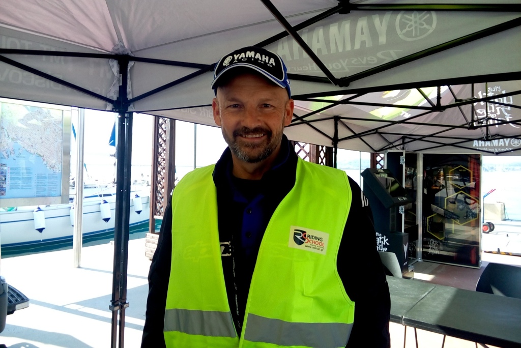 Ο Θανάσης Χούντρας δημοσιογράφος της εκπομπής του ΣΚΑΙ Traction