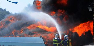 Φωτιά σε θαλαμηγό έξω κοντά στα ναυπηγεία Περάματος