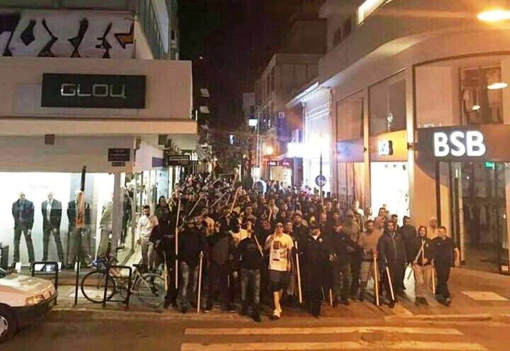 Από την πορεία οπαδών της ΑΕΚ το βράδυ της Παρασκευής στο κέντρο του Βόλου