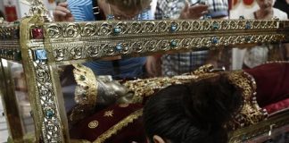 Ουρές δεκάδων μέτρων με χιλιάδες πιστούς για το σκήνωμα της Αγίας Ελένης