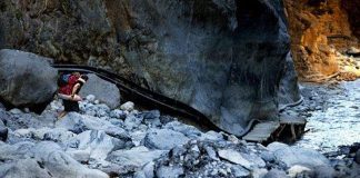 Πέρασε το φαράγγι της Σαμαριάς κουβαλώντας την ΑΜΕΑ κόρη του στην πλάτη