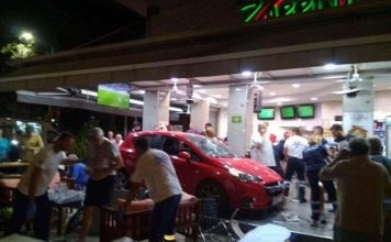 Αυτοκίνητο εισέβαλε σε μαγαζί στη Θεσσαλονίκη – Πέντε ελαφρά τραυματίες