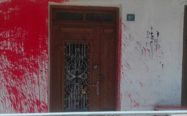 thessaloniki-kokkini-mpogia-kai-feig-bolan-sta-grafeia-tou-syriza-ston-euosmo