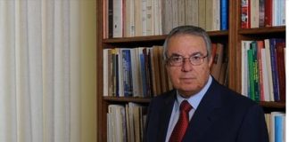 Ο Μπαμπινιώτης… ξαναχτύπησε: Και τώρα «click away», καλά να πάθετε