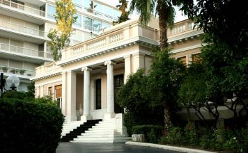 Το Μαξίμου «βλέπει» αποστασία – Ν.Δ.: Είναι σε πανικό γιατί καταρρέουν
