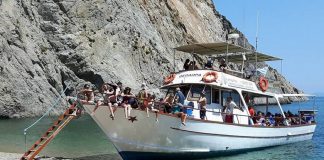 Στις φλόγες η «Θεοδώρα», το μοναδικό περιηγητικό σκάφος της Σαμοθράκης