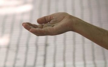 Το νέο «κόλπο» ανήλικων επαιτών έξω από σούπερ μάρκετ