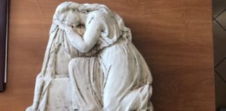 Ανάγλυφη μαρμάρινη πλάκα του 4ου αι. πΧ βρέθηκε σε αυτοκίνητο