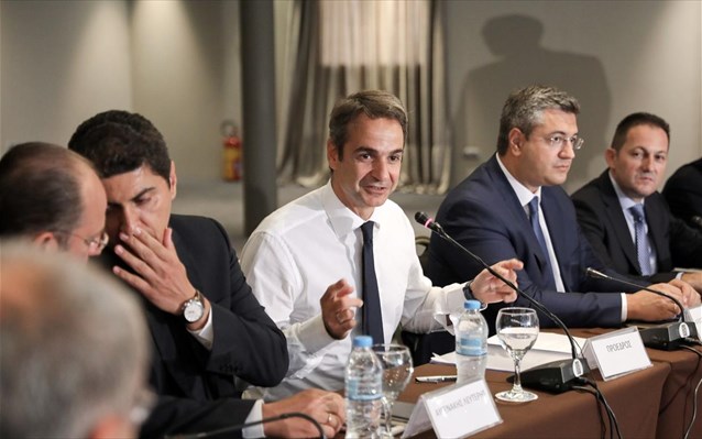 kur-mitsotakis-sunantisi-me-ekprosopous-epistimonikon-foreon-kai-meli-tis-akadimaikis-koinotitas