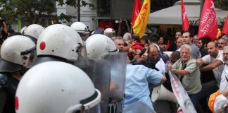 Επεισόδια στη Διονυσίου Αρεοπαγίτου μεταξύ ΜΑΤ και ΛΑΕ