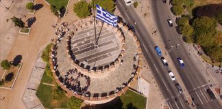 Πρόσφυγες σχημάτισαν το σύμβολο της ειρήνης στον Λευκό Πύργο