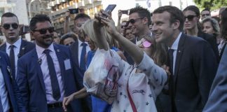Βόλτα στο Σύνταγμα για το ζεύγος Μακρόν πριν την αναχώρηση
