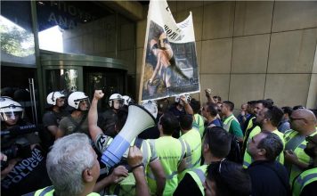 Εισβολή μεταλλωρύχων στο υπουργείο Ανάπτυξης