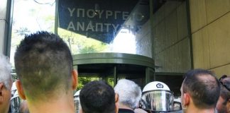 Μεταλλωρύχοι εισέβαλαν στο ΥΠΕΝ