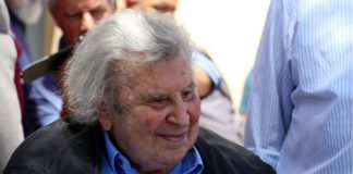 Μίκης Θεοδωράκης: Εξευτελιστικό μια κυβέρνηση του 20% να αποφασίζει χωρίς να δίνει λογαριασμό