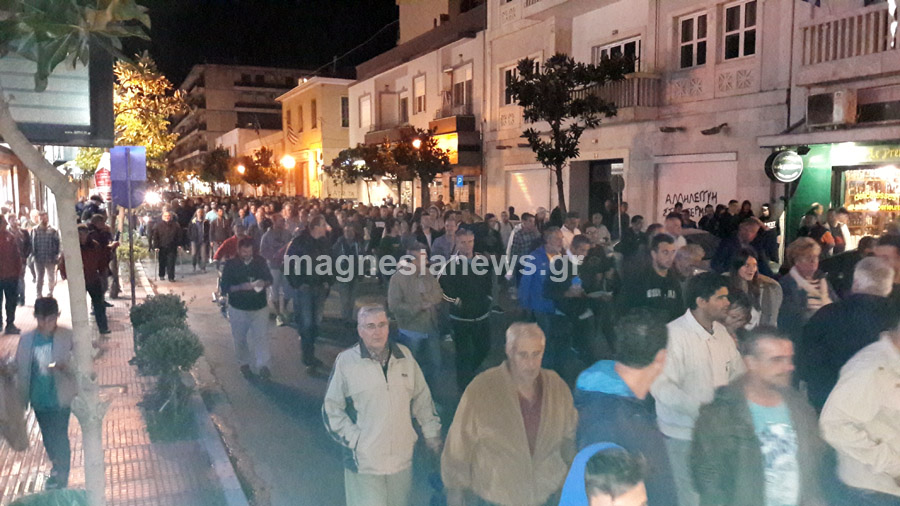 Εκατοντάδες φίλαθλοι όλων των ηλικιών και από τις δύο ομάδες της πόλης συμμετείχαν στο μαζικό συλλαλητήριο κατά του ΝΠΣ Βόλου. 