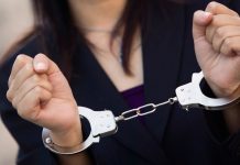 Χειροπέδες σε μητέρα που χτυπούσε το 6χρονο παιδί της σε παραλία