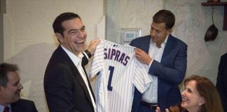 Στον Αλ. Τσίπρα η φανέλα των Chicago Cubs με το όνομά του