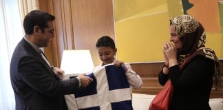 Ο Τσίπρας έδωσε στον μικρό Αμίρ την ελληνική σημαία