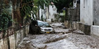 Σύμη: Περισσότερα από 10 οχήματα παρασύρθηκαν στη θάλασσα από χειμάρρους