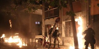 Σταθερή αλλά σοβαρή η κατάσταση της δικηγόρου που τραυματίστηκε από φωτοβολίδα