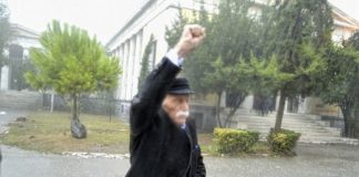 Συγκλονίζει ο Μανώλης Γλέζος: Στο Πολυτεχνείο υπό καταρρακτώδη βροχή