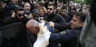 Ξυλοκόπησαν τον κατηγορούμενο για τη δολοφονία της εφοριακού στα δικαστήρια (video)