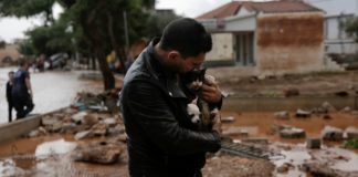 Κάτοικος έσωσε σκύλο και γάτα από τη φονική πλημμύρα
