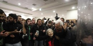 Πλειστηριασμοί: Τραυματίες από τα επεισόδια στο Ειρηνοδικείο Αθηνών (video)